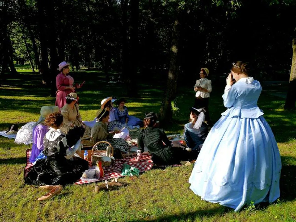 Breakfast on the grass while she is shoting photos, artwork by Claudia Stanetti