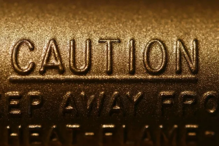 CAUTION, œuvre de Ariosto Amado