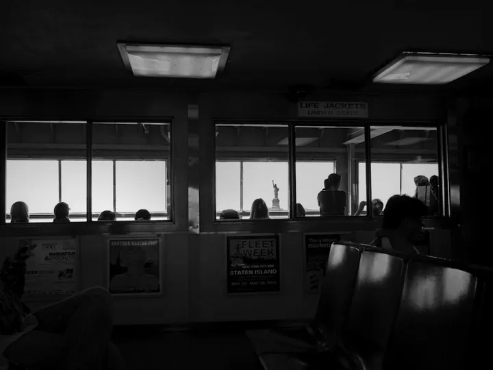 Liberty, behind the window, œuvre de Charlie Wayne