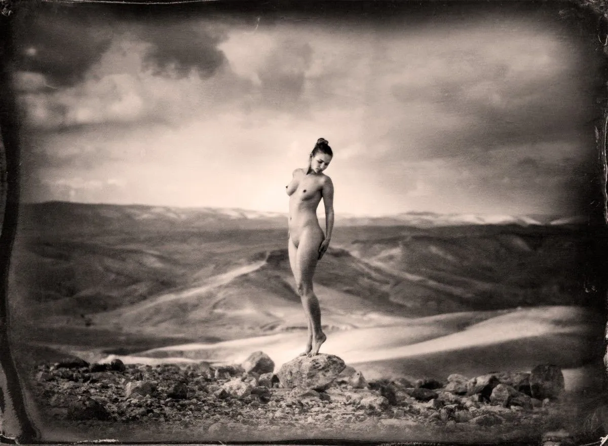 In Judean Desert Mood or FEMININITY, œuvre de Alex Vanzetti