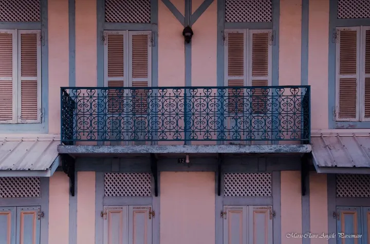 Façade créole 973, œuvre de Marie-Claire PARSEMAIN
