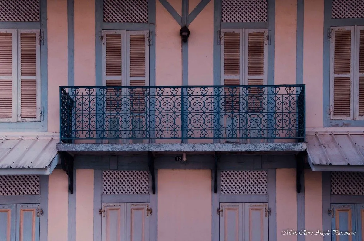 Façade créole 973, œuvre de Marie-Claire PARSEMAIN
