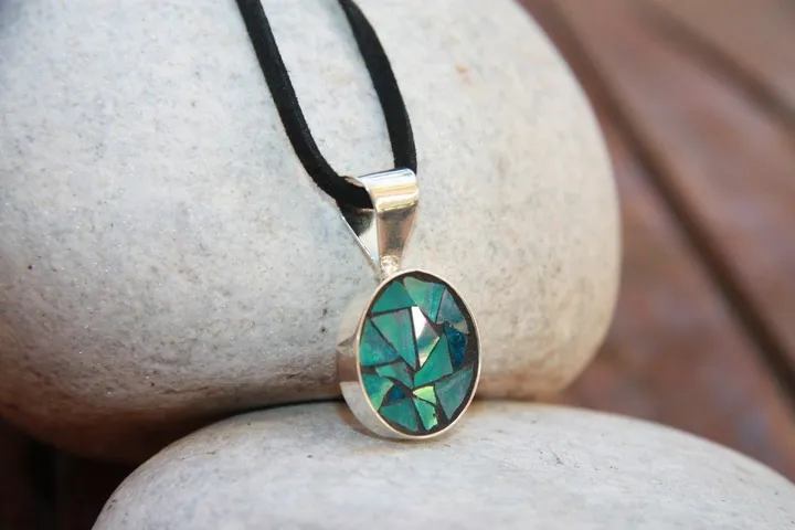 Mosaic pendant, œuvre de Dimitra Colomvakou