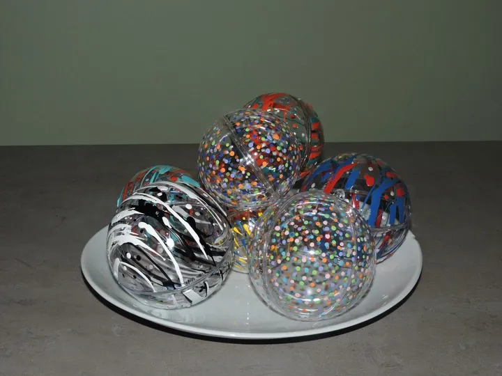 Boules décoratives en plexiglas, artwork by Rita Vandenherrewegen