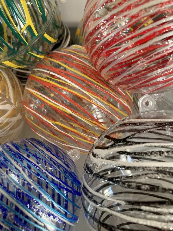 Boules décoratives en plexiglas 3, œuvre de Rita Vandenherrewegen