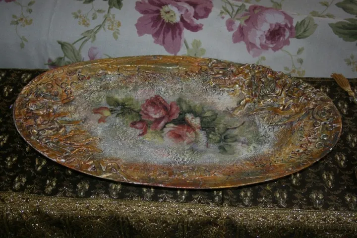oval metal plate with decoupage mixed media, œuvre de ANASTASIA EMMANOUILIDOU