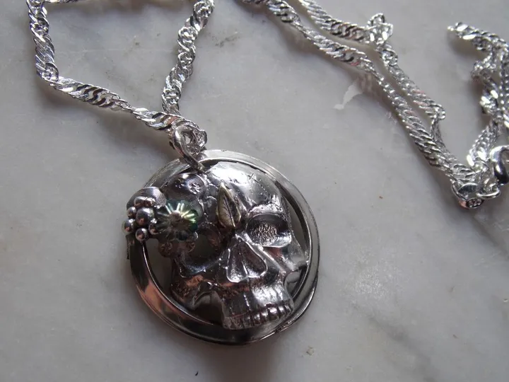 Pendentif médaillon Scull en argent et fleur de cristal, œuvre de Fanny Santucci