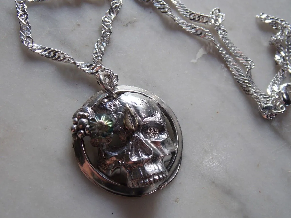 Pendentif médaillon Scull en argent et fleur de cristal, œuvre de Fanny Santucci