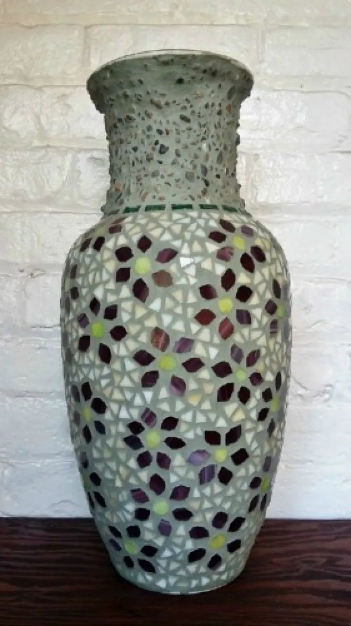 Vase florale, œuvre de Amiel Guérard