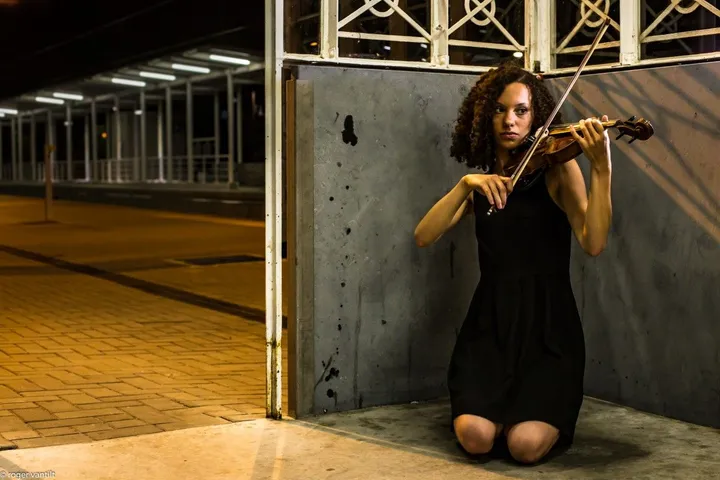La Violoniste, œuvre de Roger Vantilt
