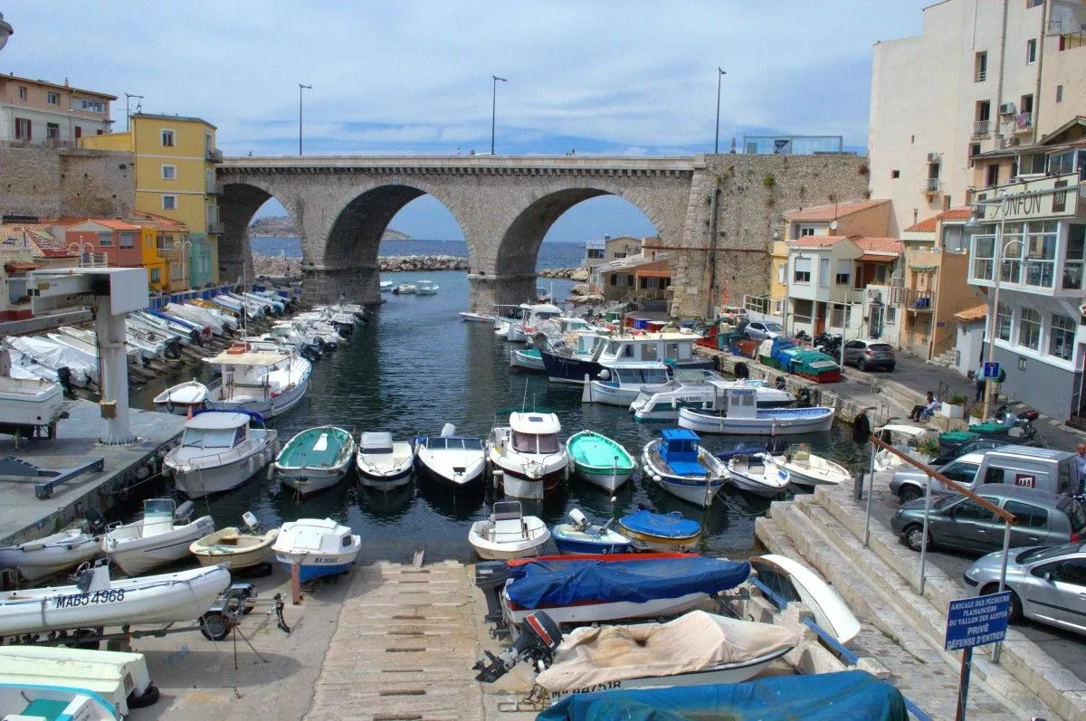 vallon des Auffes, artwork by Daniel Fabre