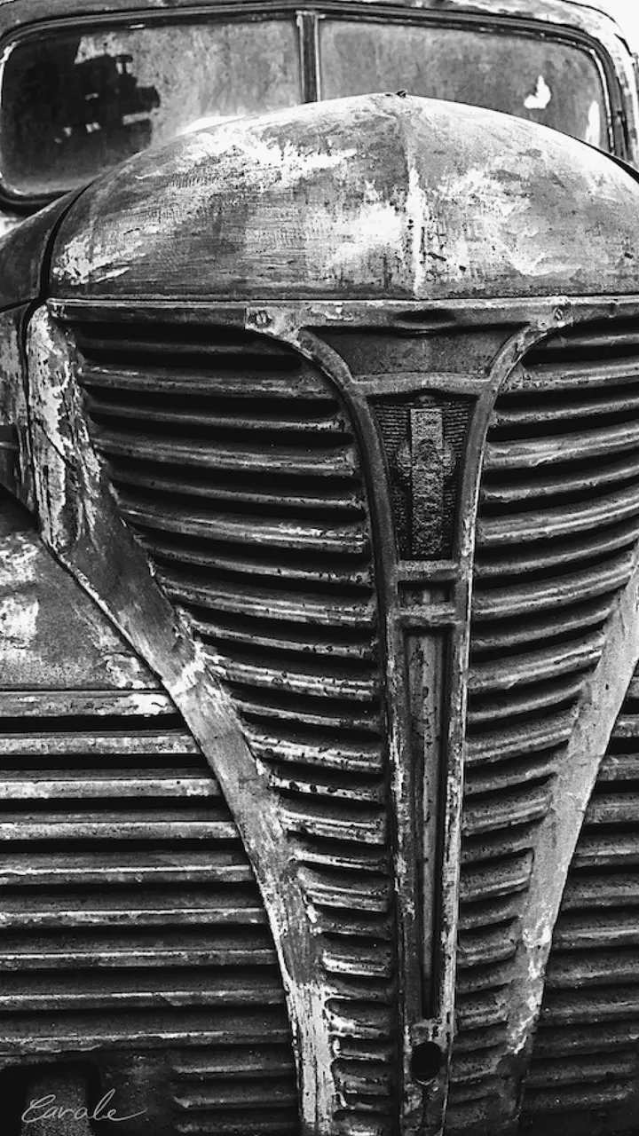 Belle vieille carcasse, version N&B • Handsome Old Truck, B&W version, œuvre de Pierre Cavale